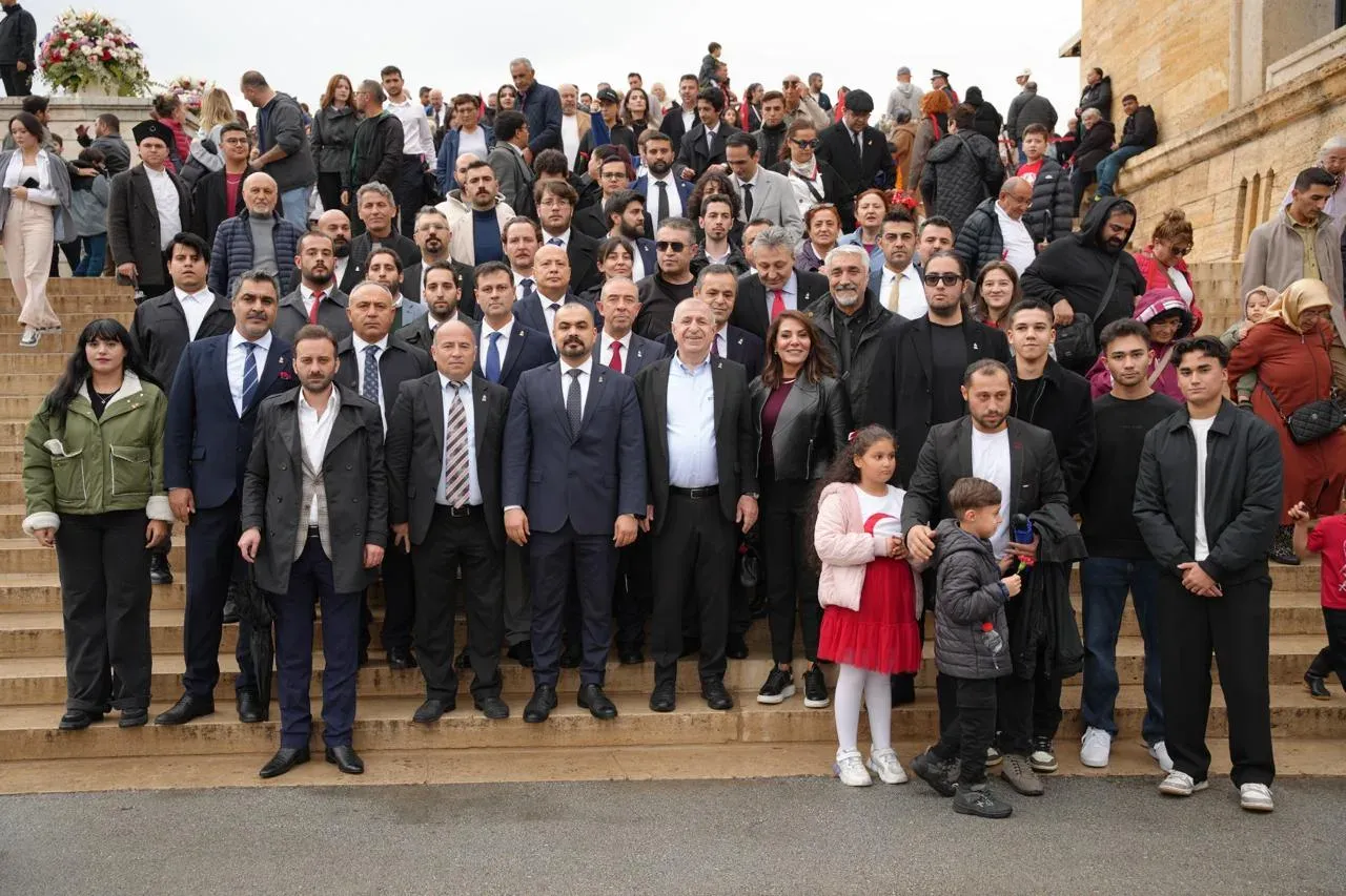 Ümit Özdağ 29 Ekim Cumhuriyet Bayramı'nda Anıtkabir'i ziyaret etti